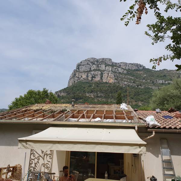 EMD-BAT_Réfection-toiture-isolation-villa-St-Jeannet_en-cours (1).jpg